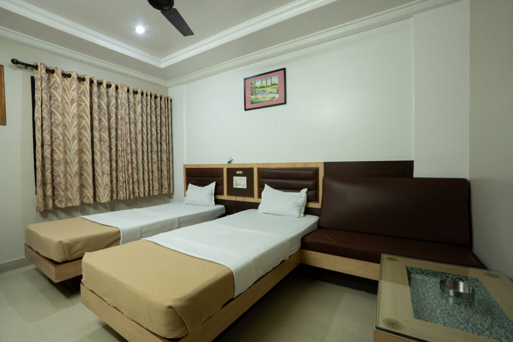 Elegance Room (Single)